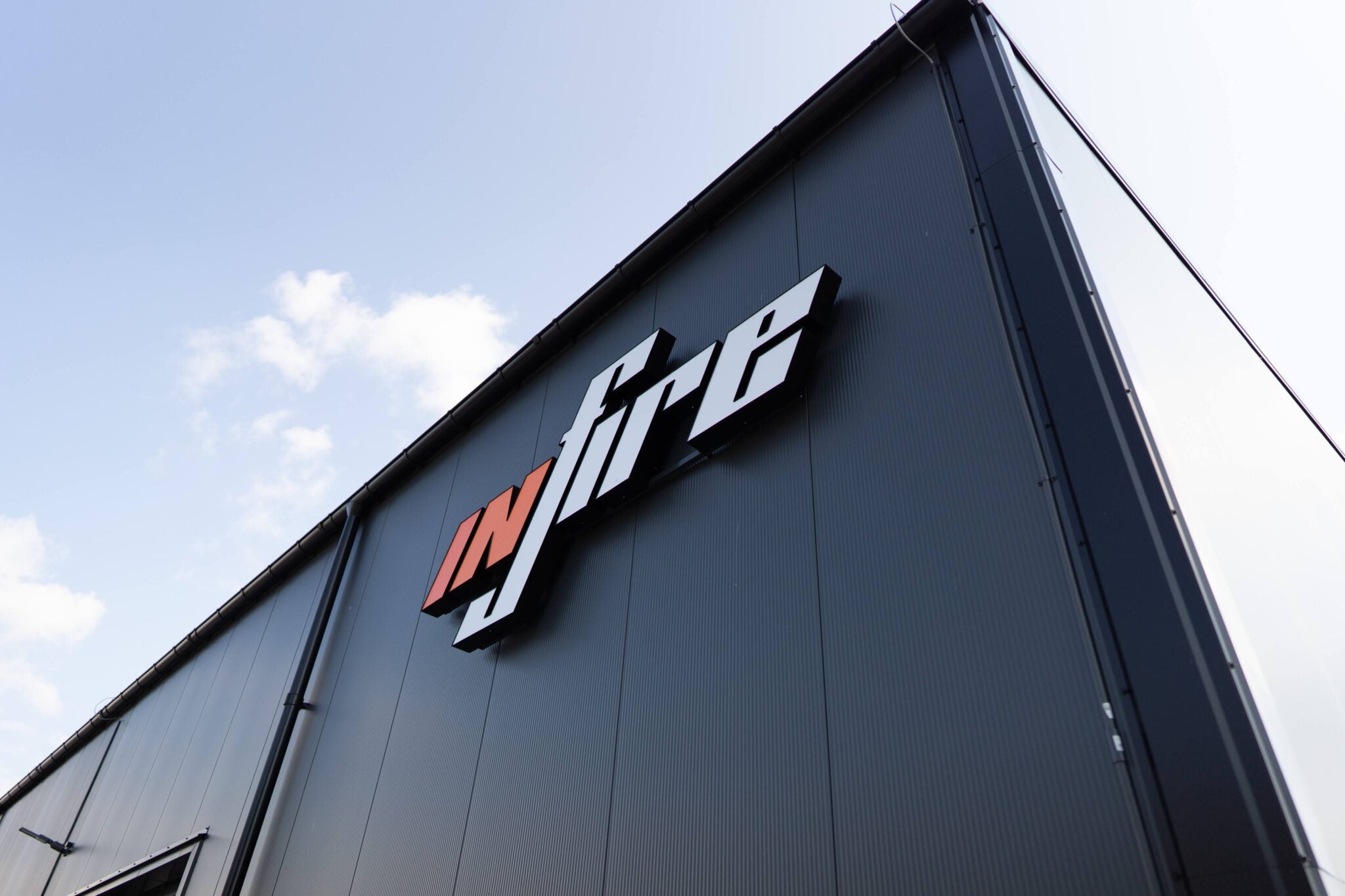 Firmenlogo InFire an der Produktionshalle für Bioethanol Kamine und Öfen