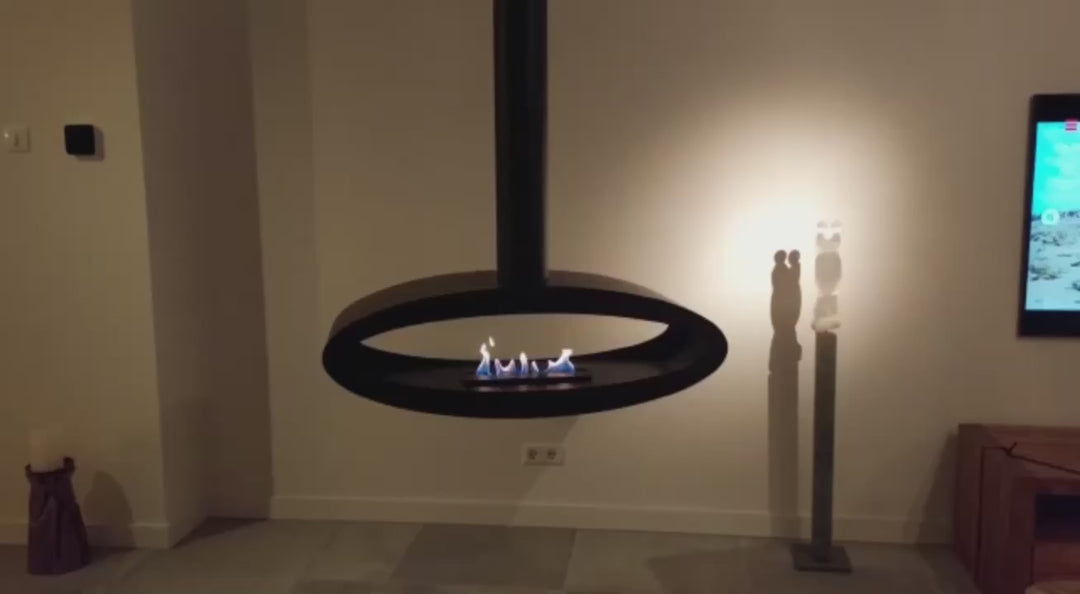 bbioethanol-haengekamin-deckenmontage-tube-2side-xl-112cm-schwarz-ethanolkamin-decke-mit-flammen-in-modernen-wohnzimmer-sofa-fernseher